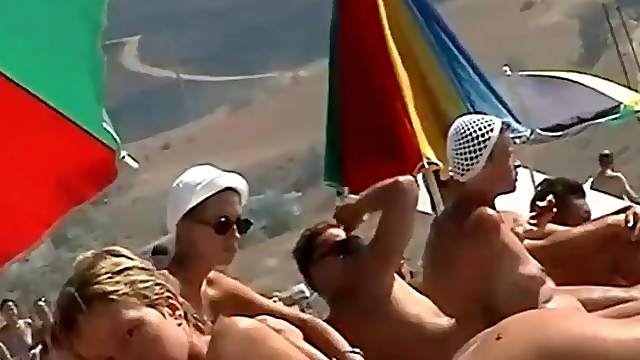 Voyeur on the beach films lots of hot ladies